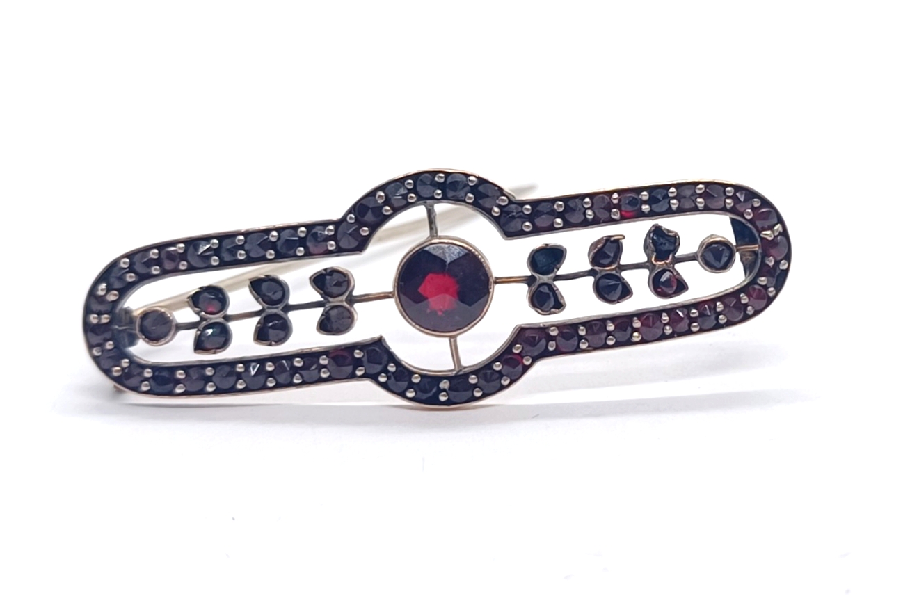 Secesní granátová brož