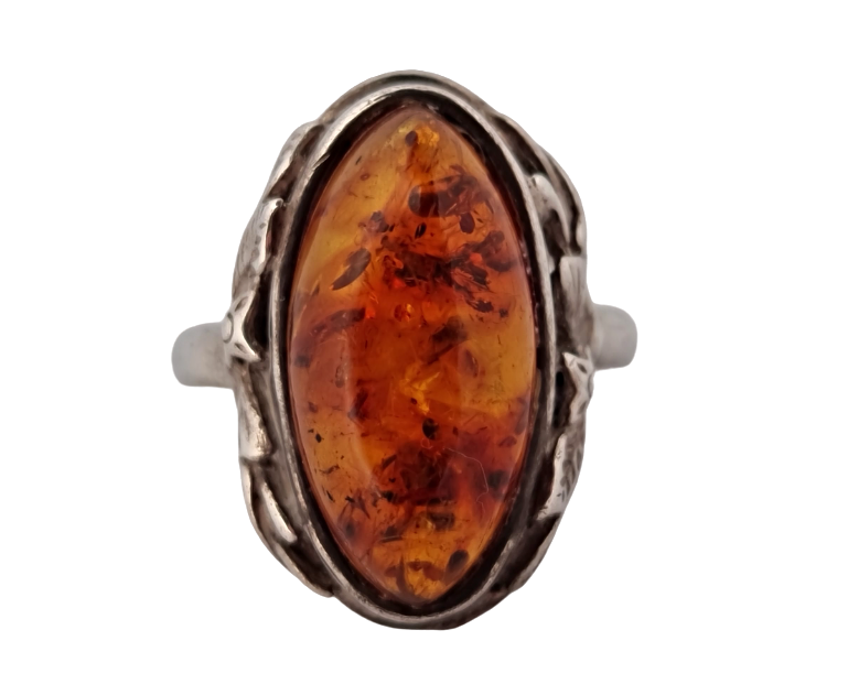 Stříbrný jantarový prsten s bočním zdobením