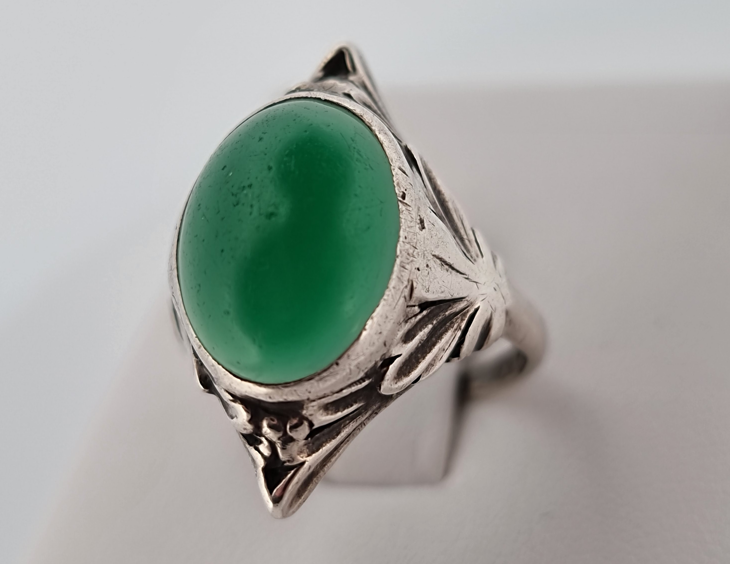 Velmi starý stříbrný prsten se zeleným kamenem
