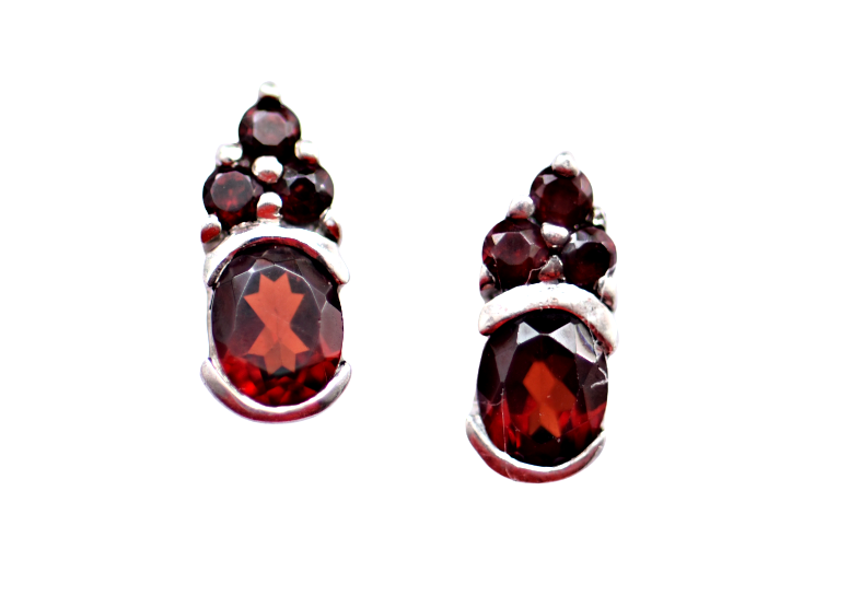 Stříbrné náušnice pecičky s červenými kameny