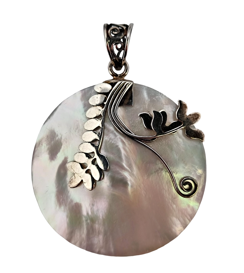 Stříbrný přívěsek – perleť s ručním vyřezáváním
