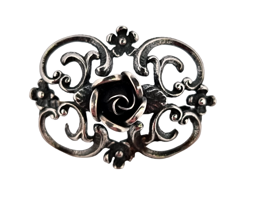 Stříbrná brož s růží, zdobená