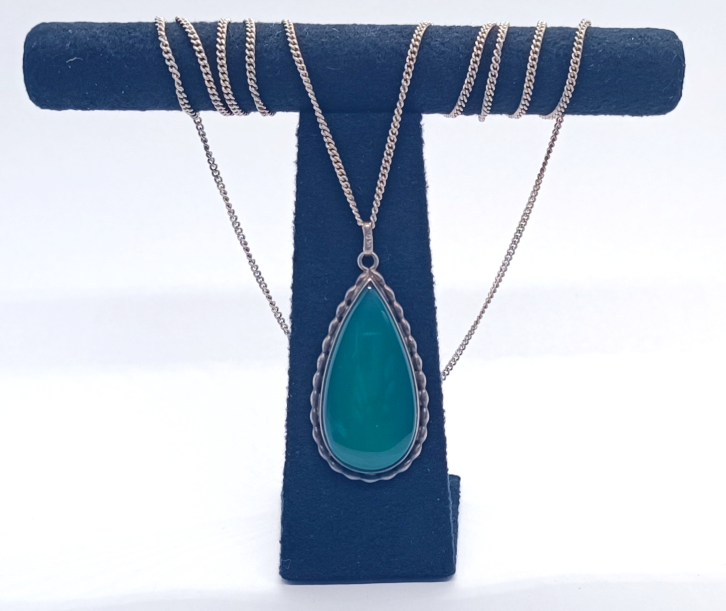 Stříbrný závěs s chalcedonem