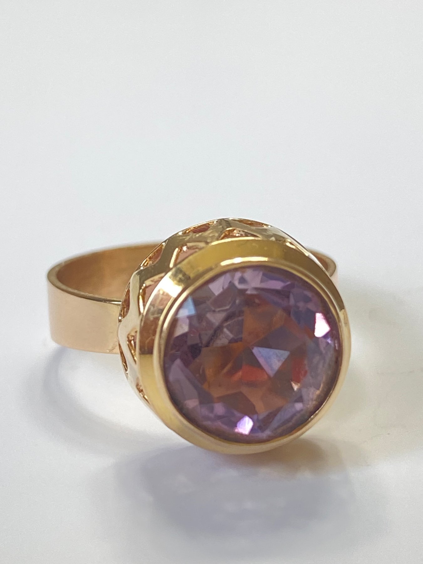 Zlatý prsten se spinelem