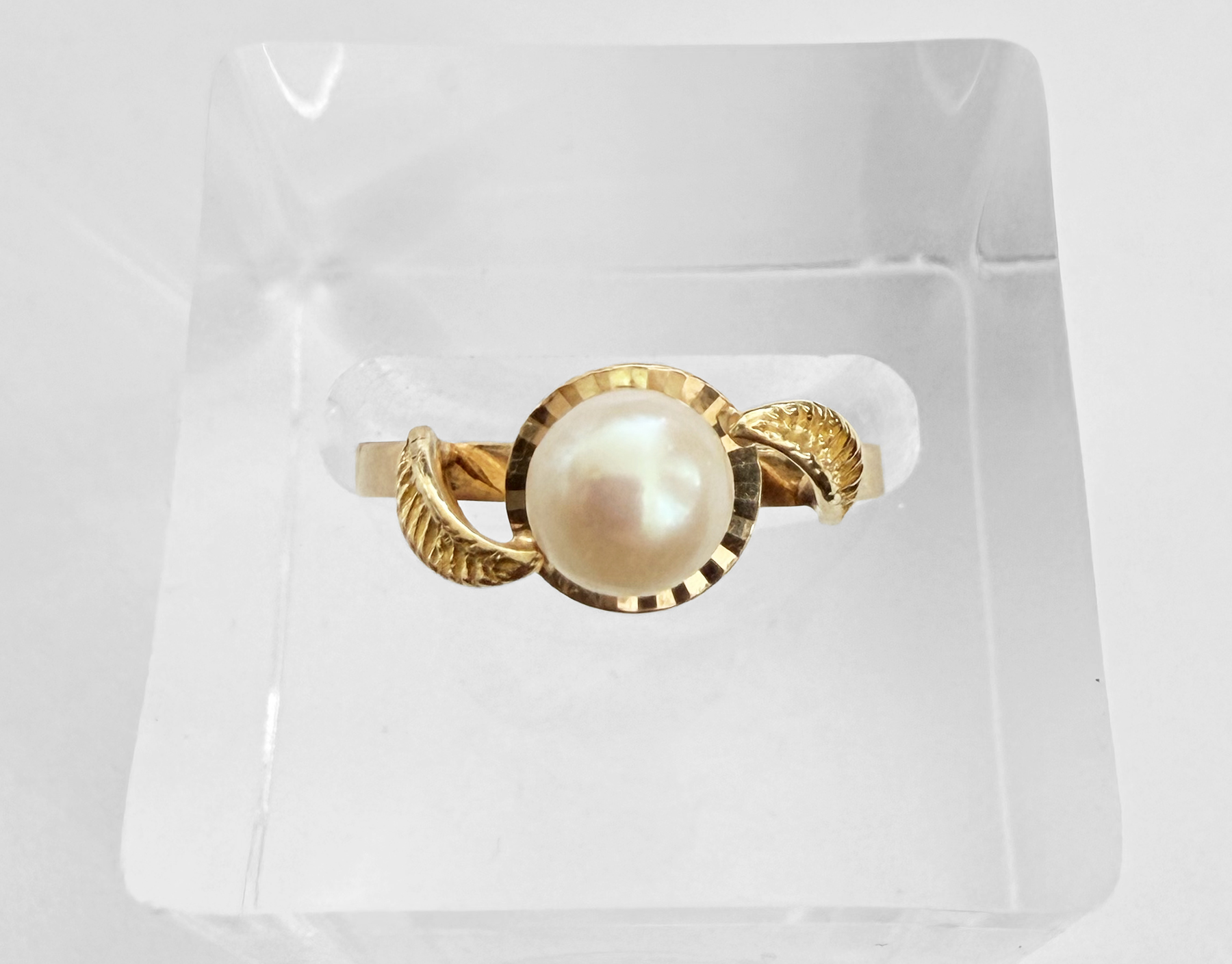 Zlatý prsten s perlou