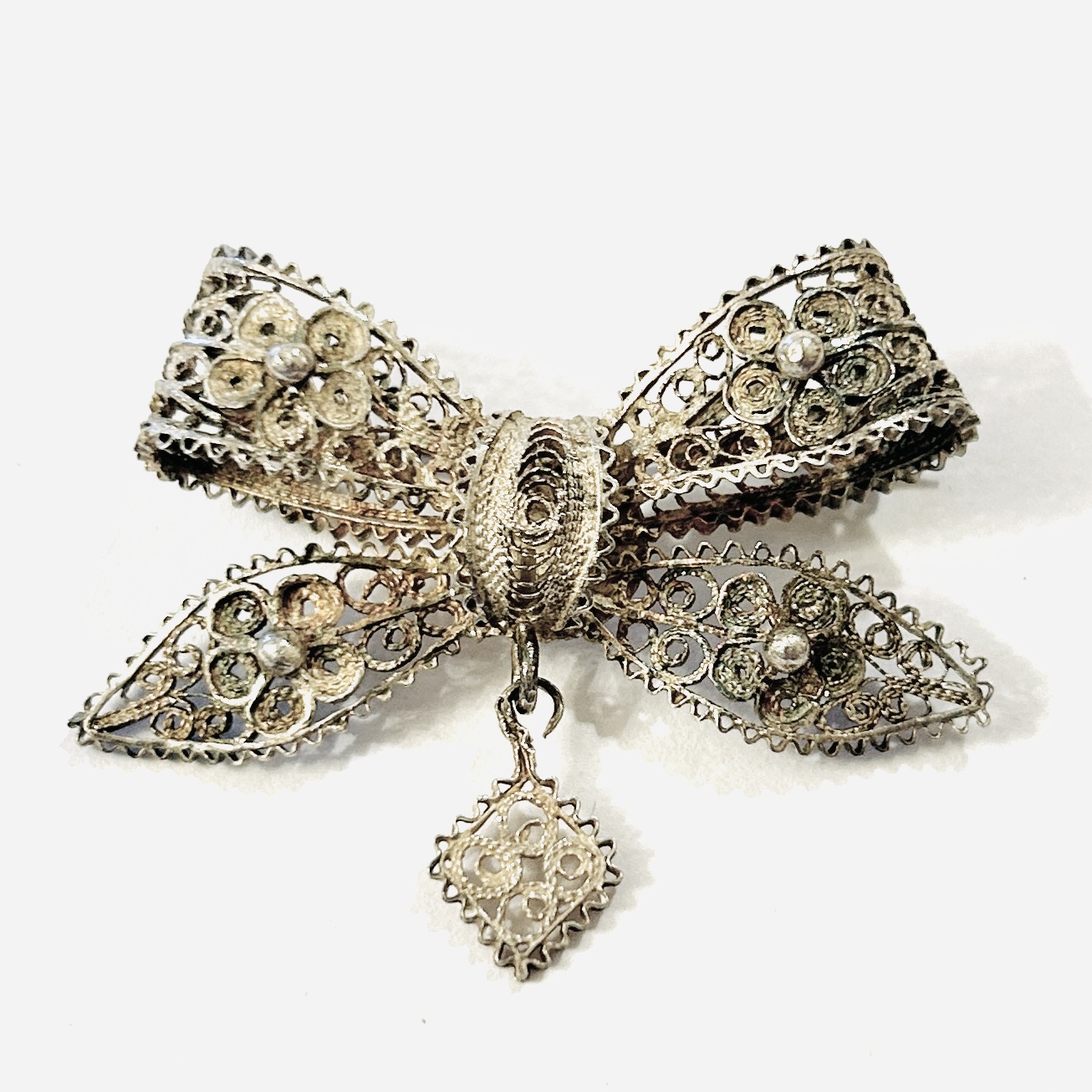 Stříbrná starožitná filigránová brož „mašle“