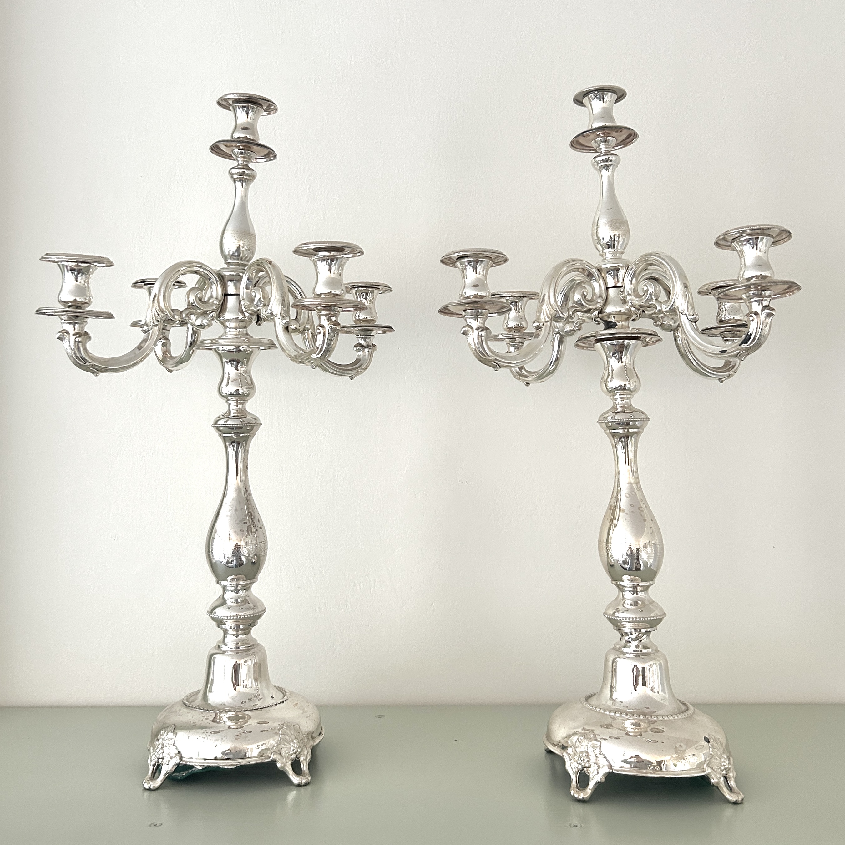 Stříbrné velké pozdně biedermeirové pětiramenné svícny