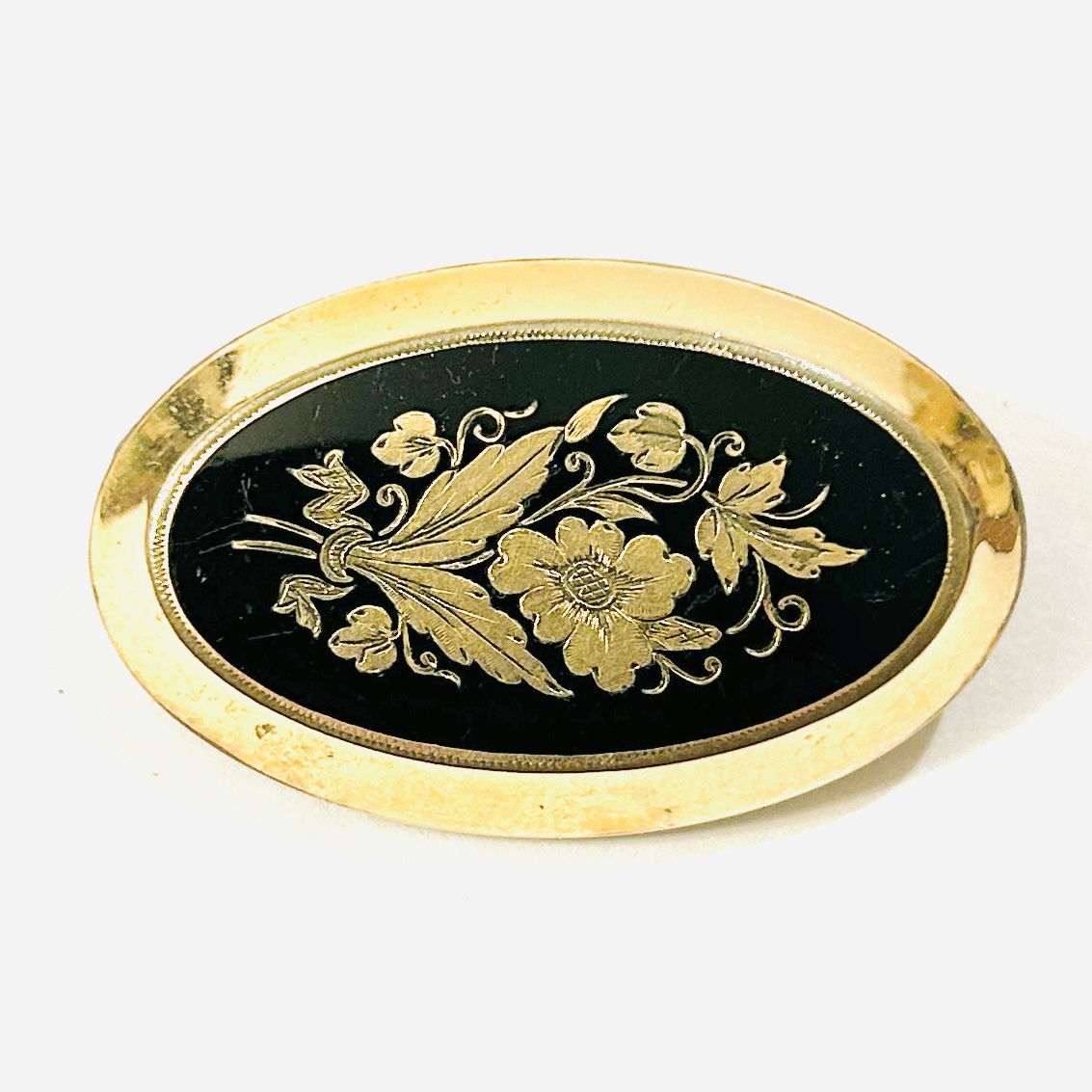 Zlacená biedermeierová brož se smaltem „květiny“