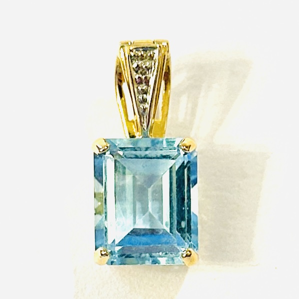 Zlatý přívěšek s diamantem a topazem