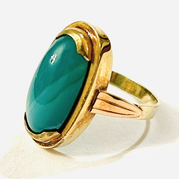 Starožitný zlatý prsten se zeleným achátem