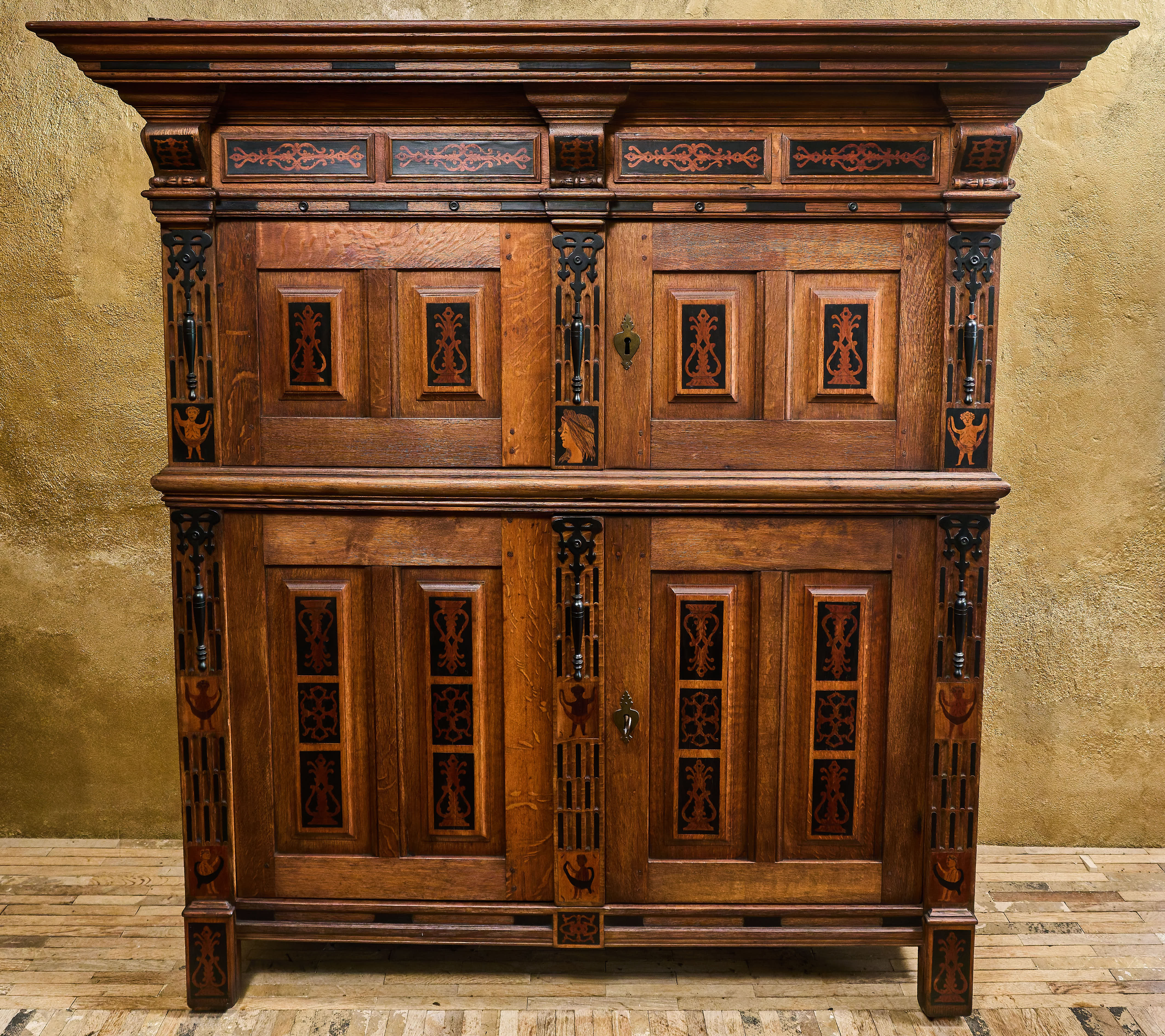 Holandská renesanční skříň („Beeldenkast“) ze 17. století