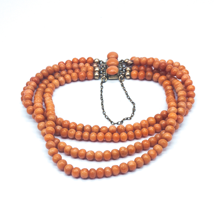 Korálový náramek s ozdobným uzávěrem