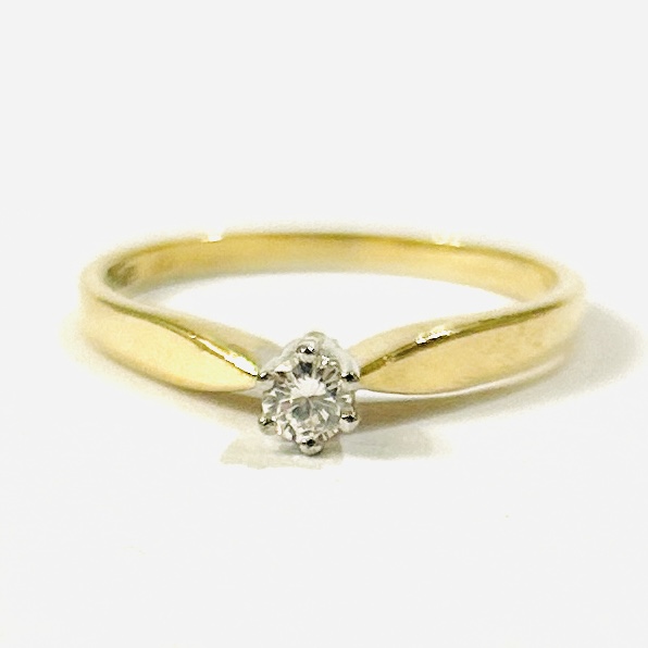 Zlatý prsten s diamantem