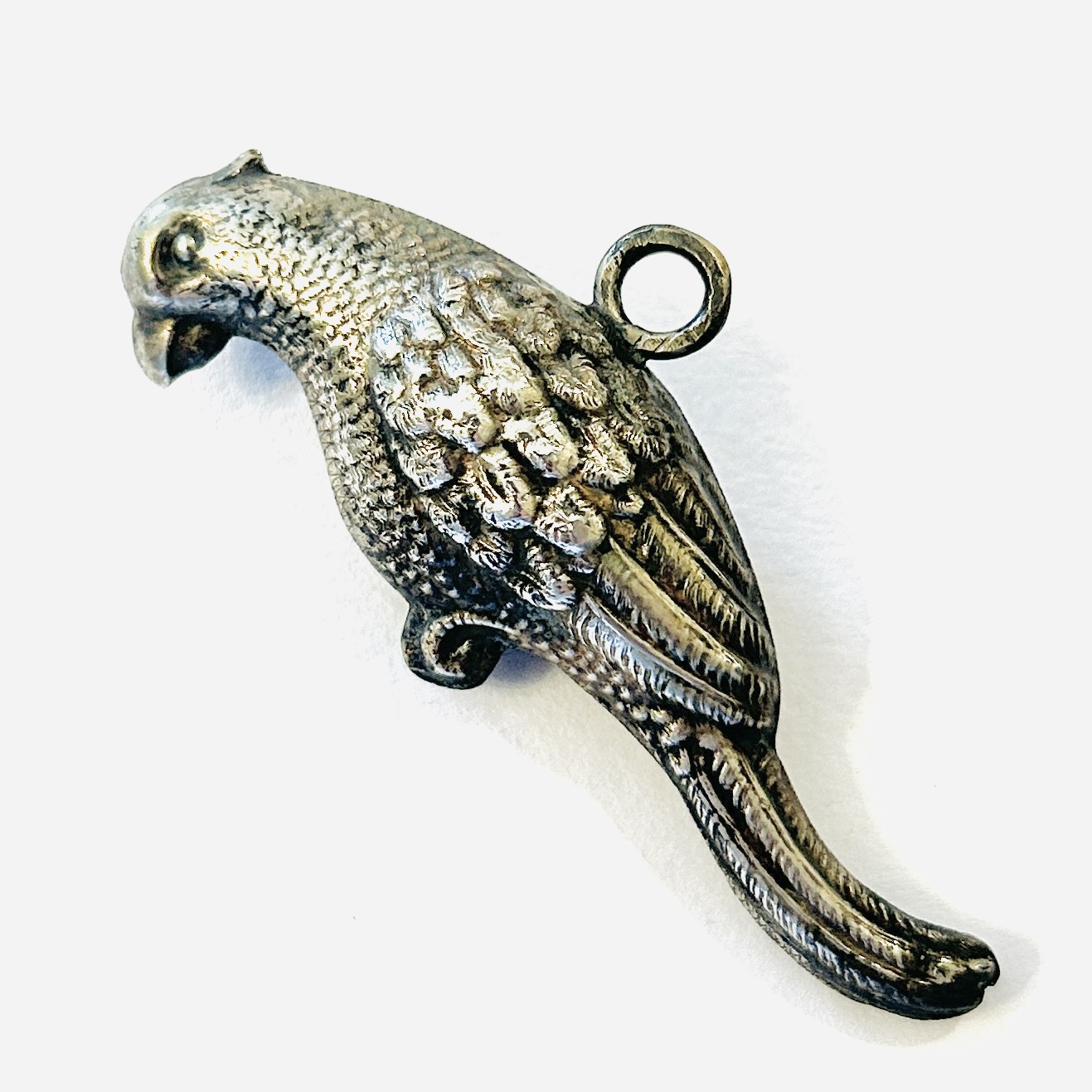 Stříbrný biedermeierový přívěšek „papoušek“