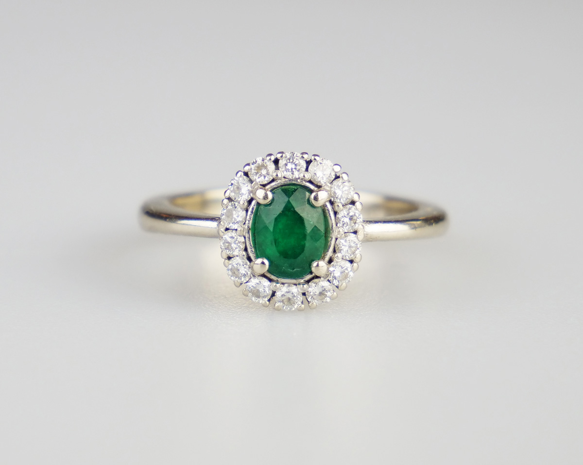 Zlatý prsten se smaragdem a diamanty