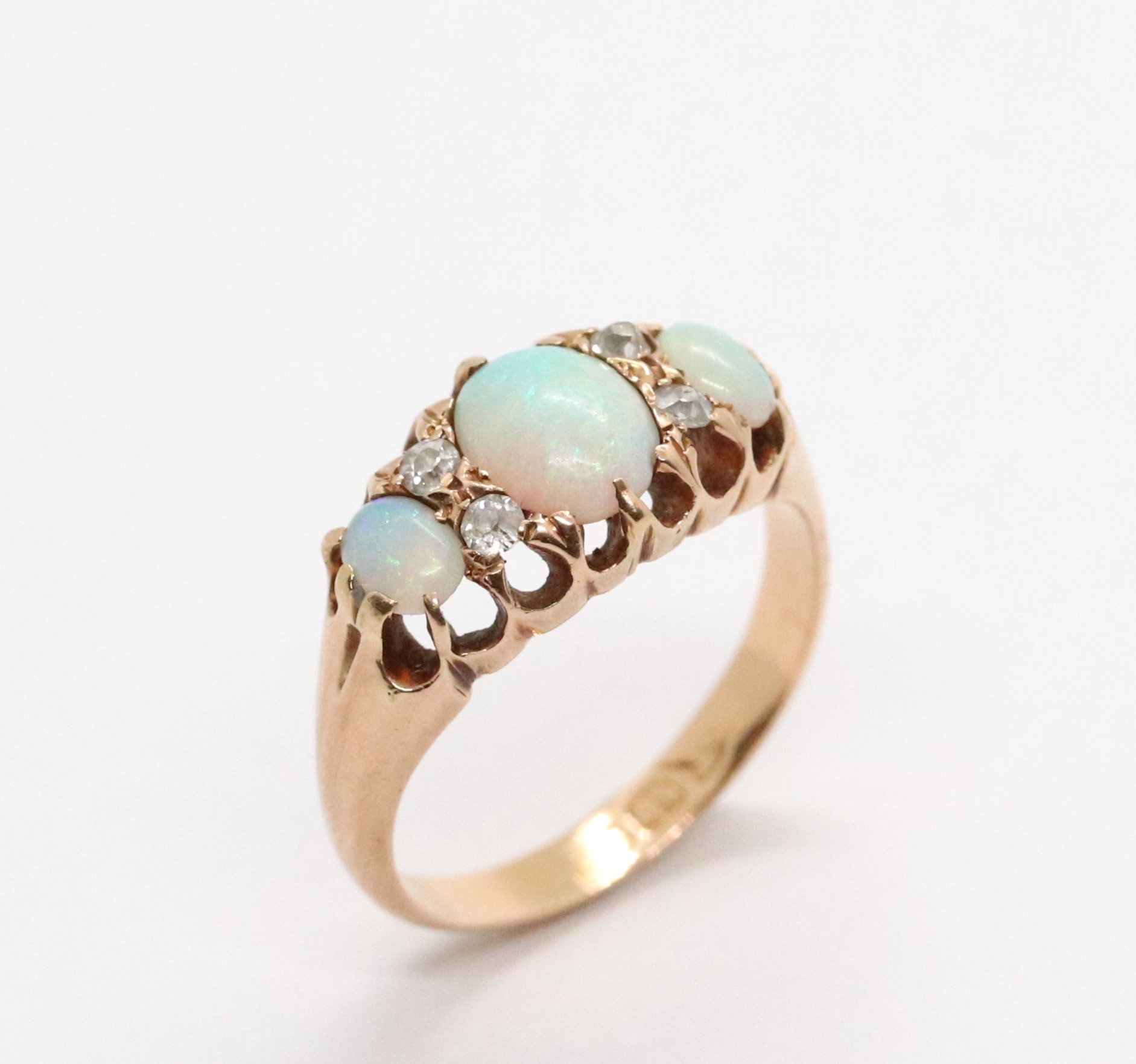 Zlatý prsten s opály a diamanty