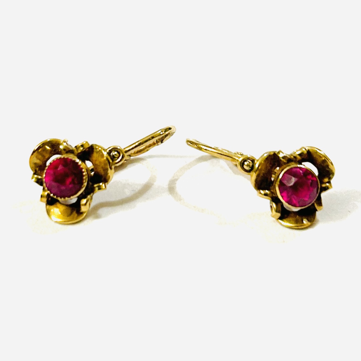 Zlaté starožitné náušnice s rubíny