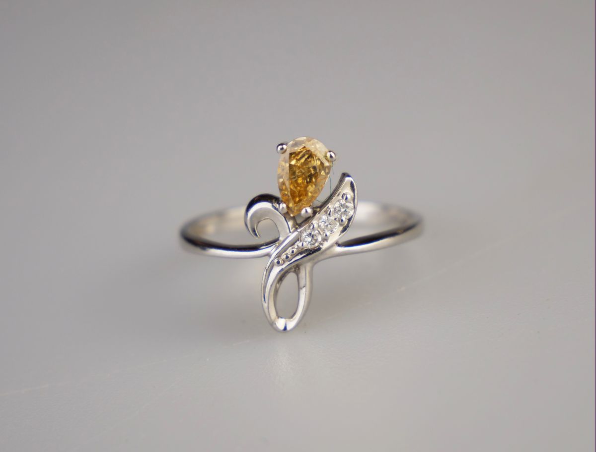 Zlatý prsten s diamanty