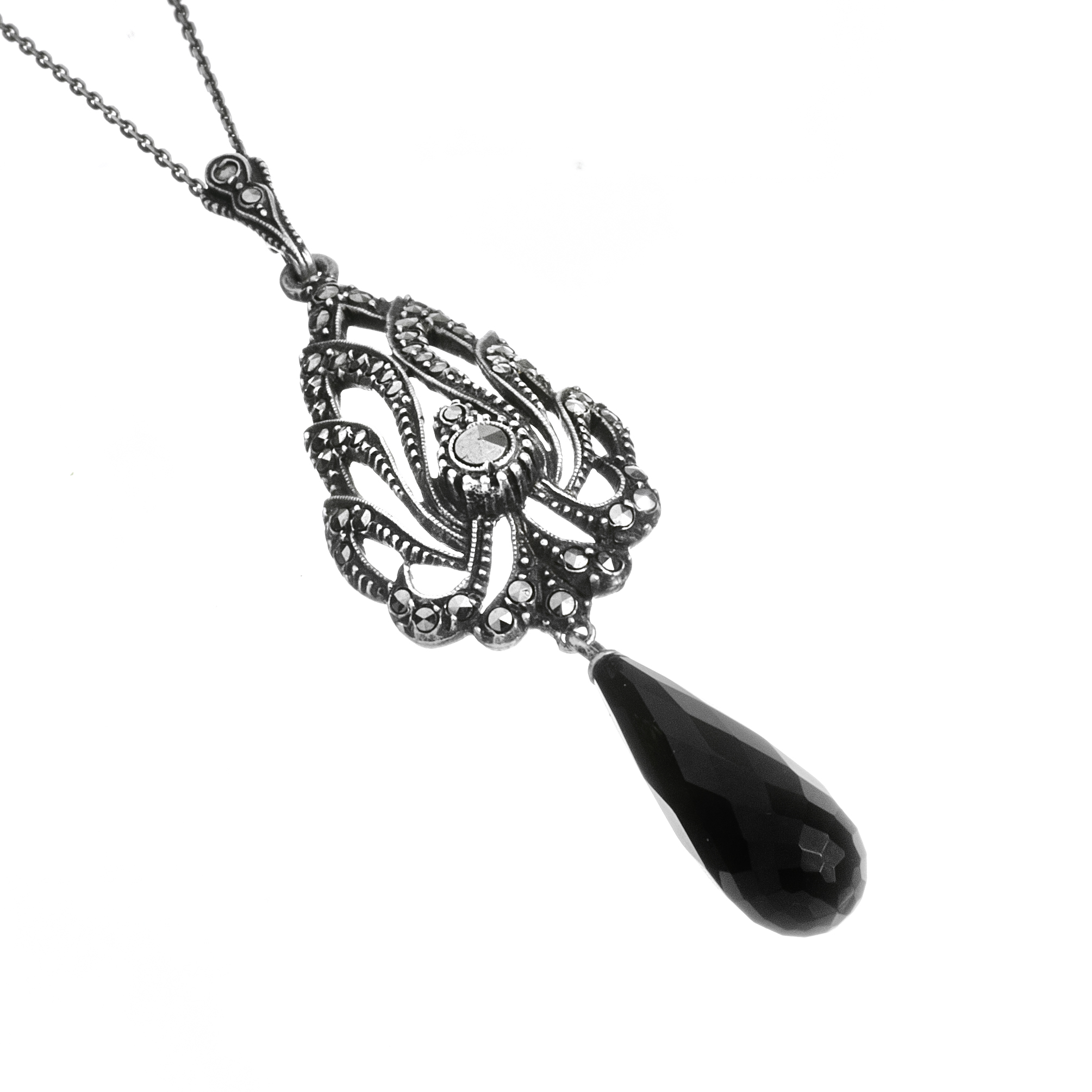 Stříbrný přívěs s onyxem a markazity