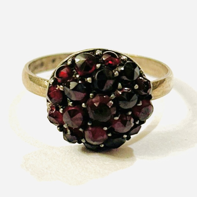 Stříbrný starožitný prsten s českými granáty