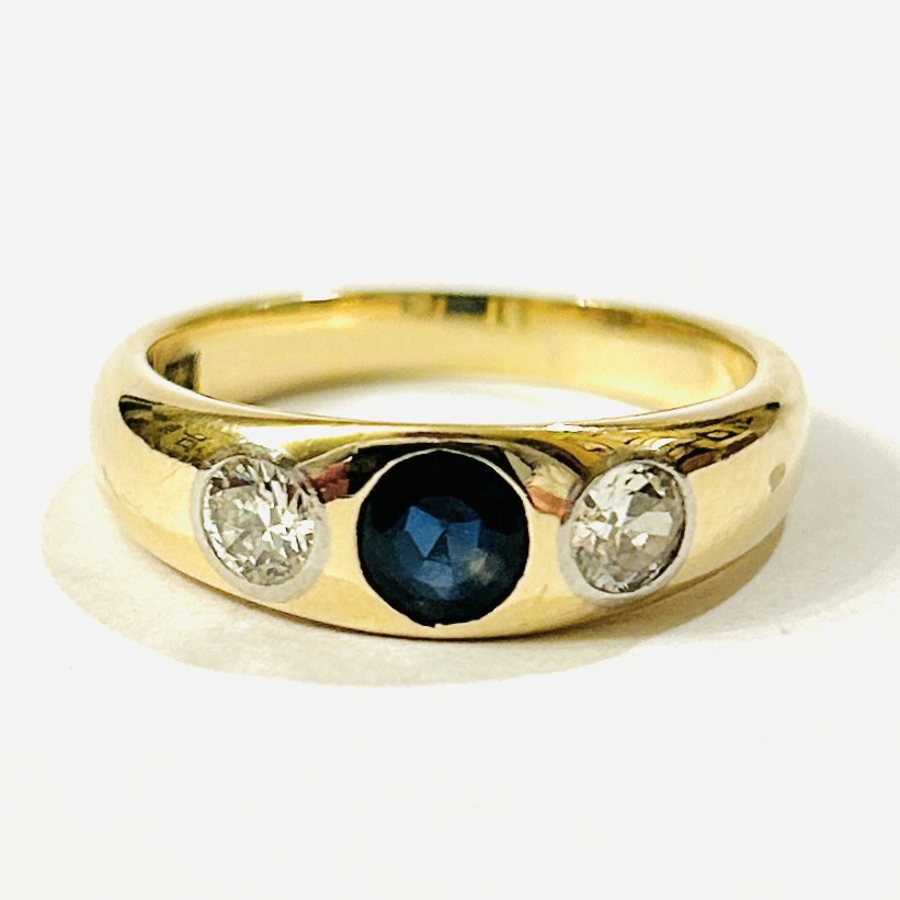 Zlatý alianční prsten s diamanty 0,52 ct a modrým safírem