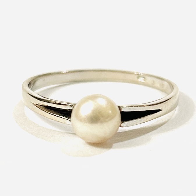 Zlatý prsten s perlou