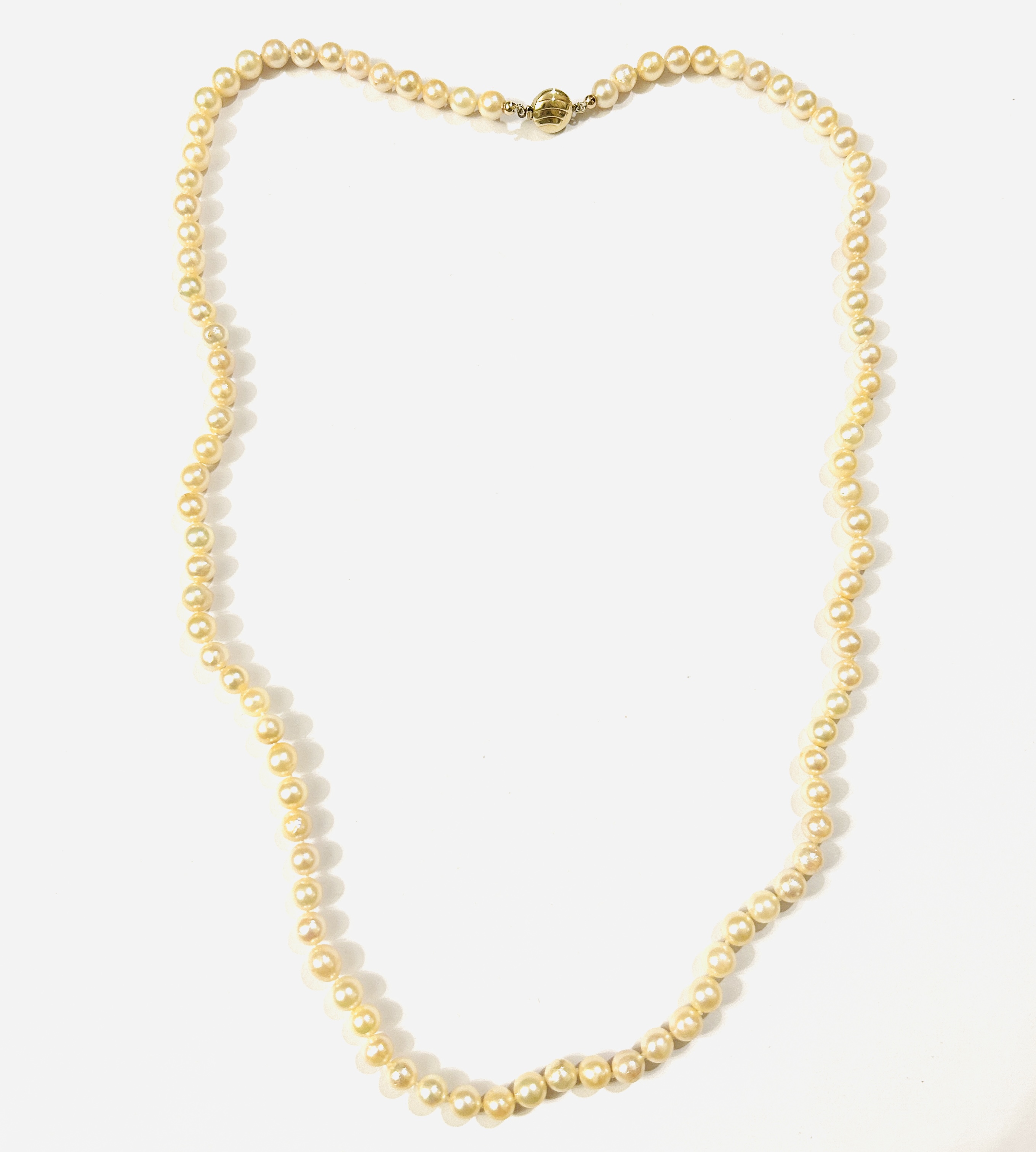 Perlový náhrdelník se zlatým zapínáním