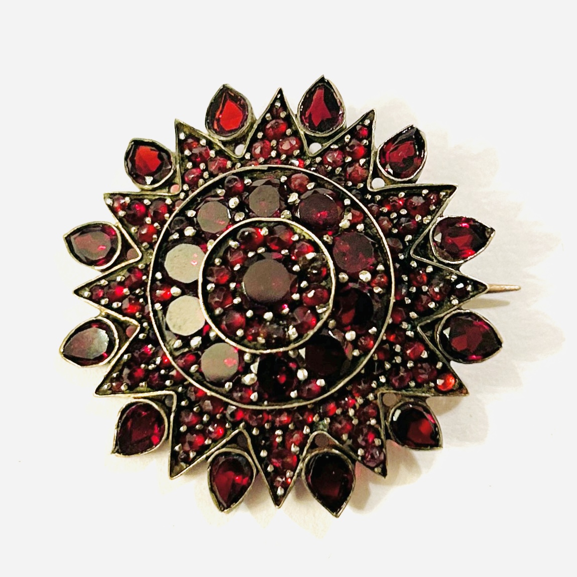 Starožitná brož „rozeta“ s českými granáty