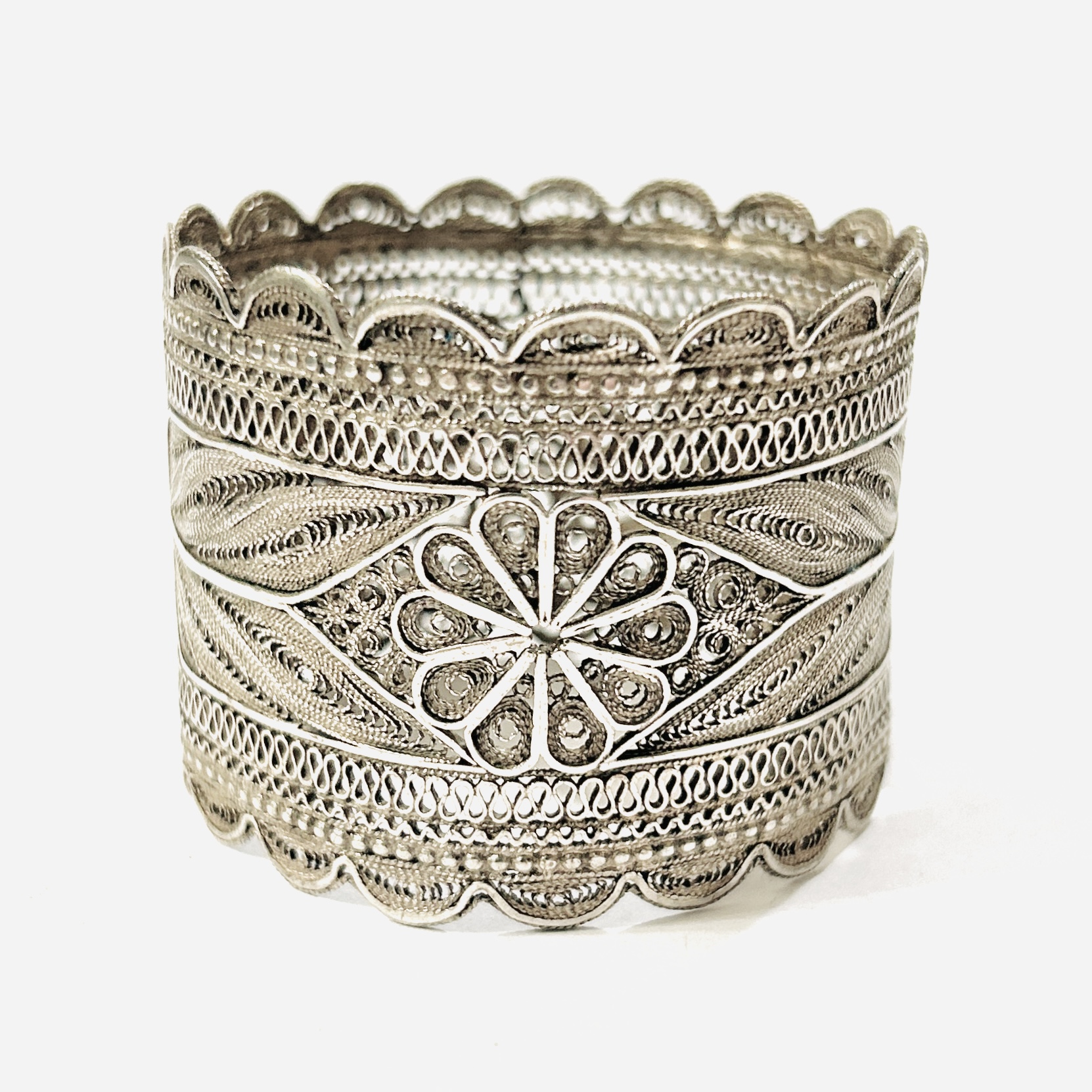 Stříbrný starožitný filigránový kroužek na ubrousek