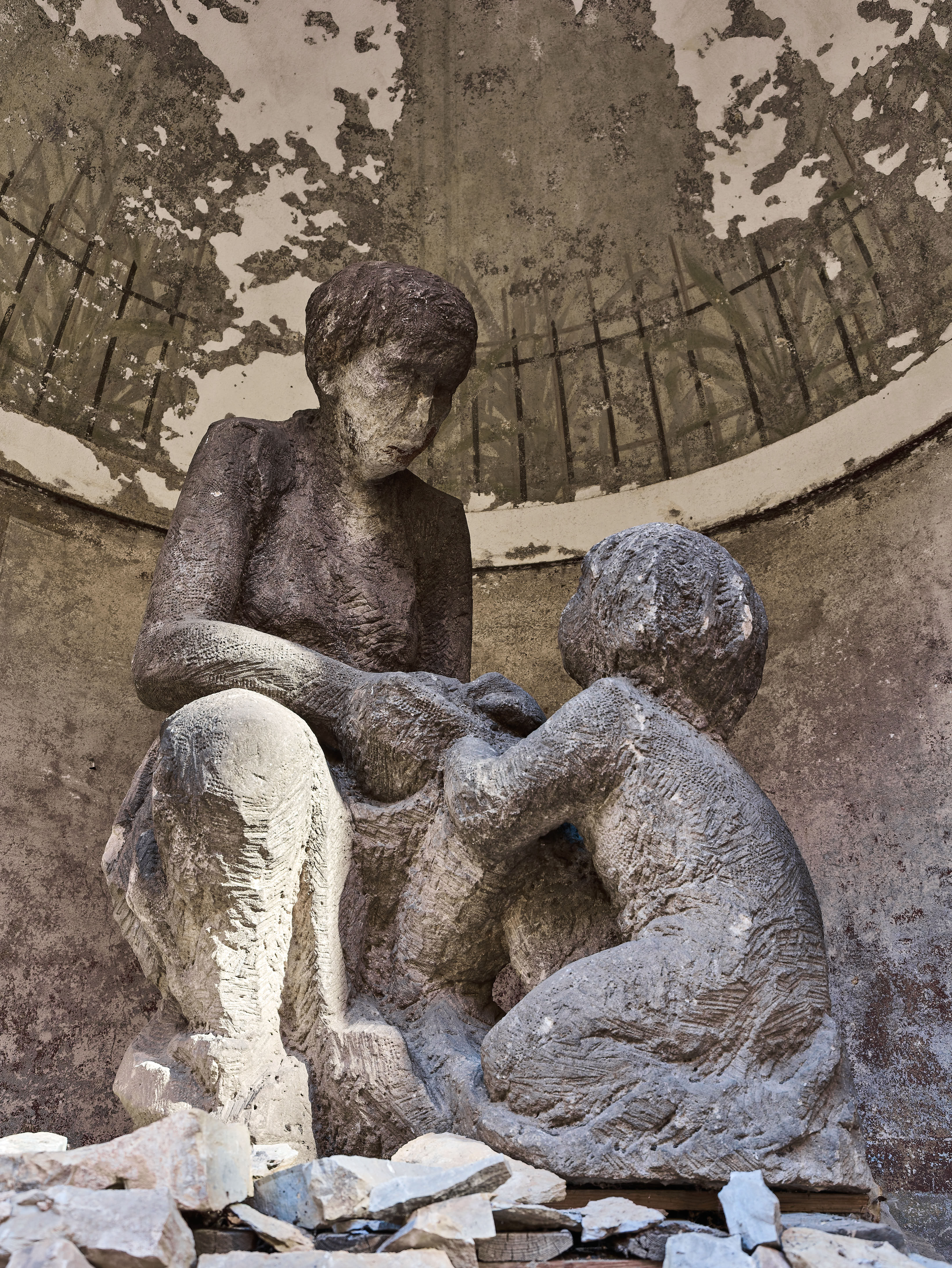 Obří pískovcové sousoší „Matka s dítětem” z období první republiky, kolem roku 1930