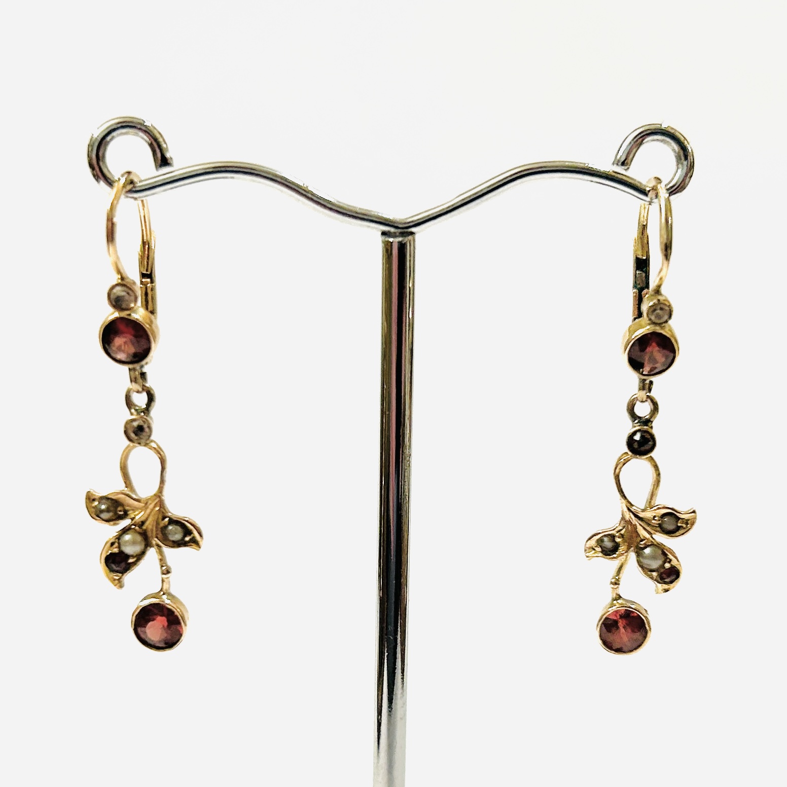 Zlaté secesní visací náušnice s almandiny, českými granáty, leukosafíry a perlami