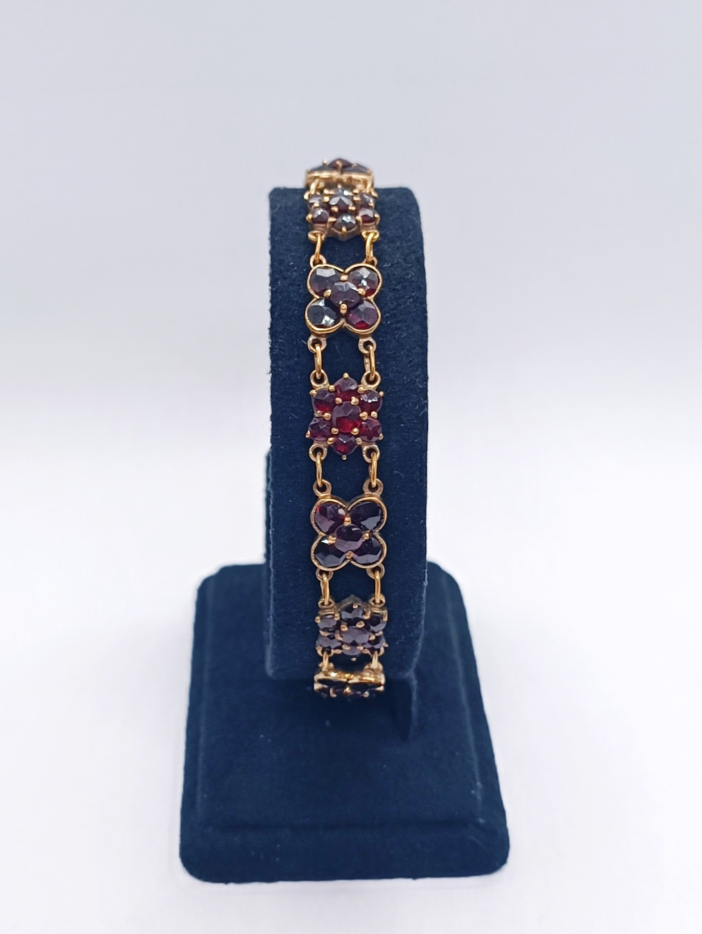 Granátový náramek