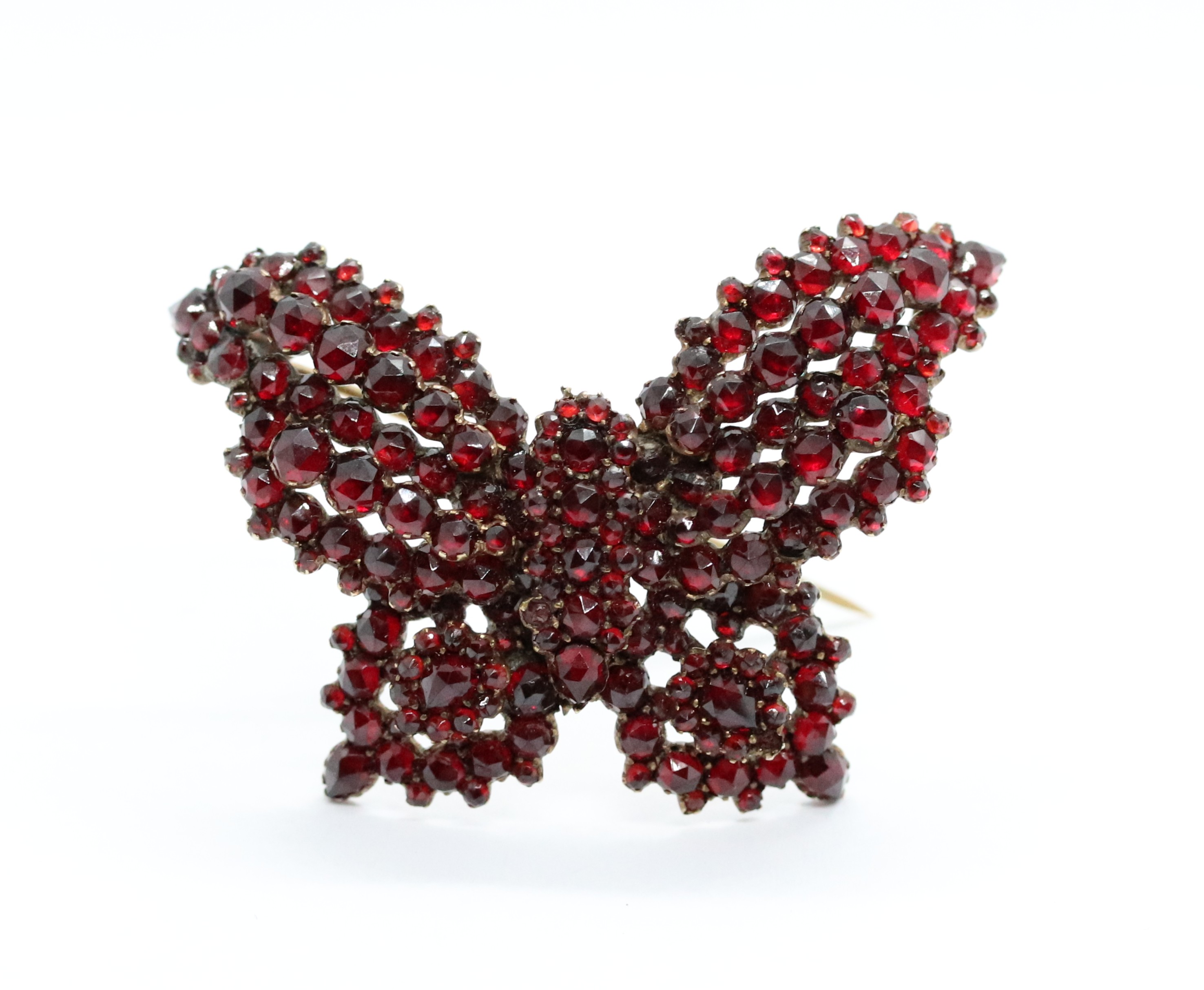 Granátová brož - motýl