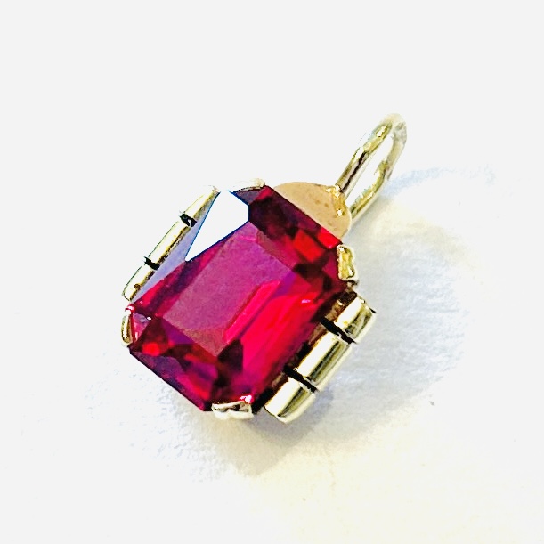 Zlatý art-deco přívěšek s rubínem