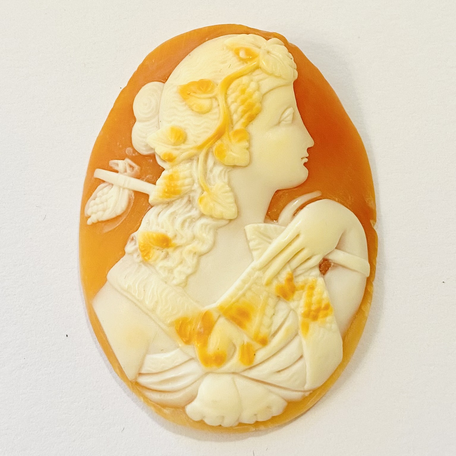 Volná mušlovinová kamej s ženskou podobiznou