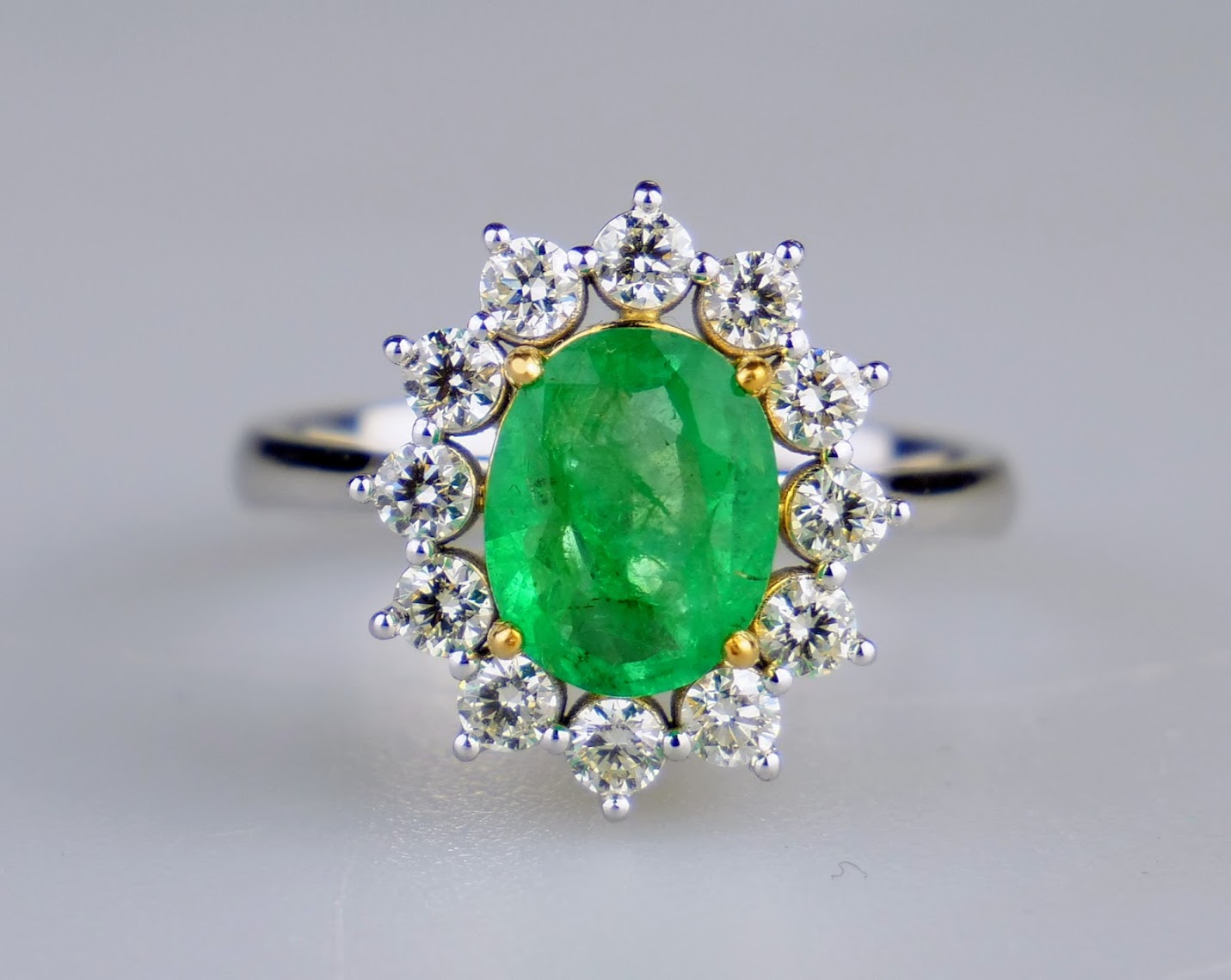 Zlatý prsten se smaragdem a diamanty