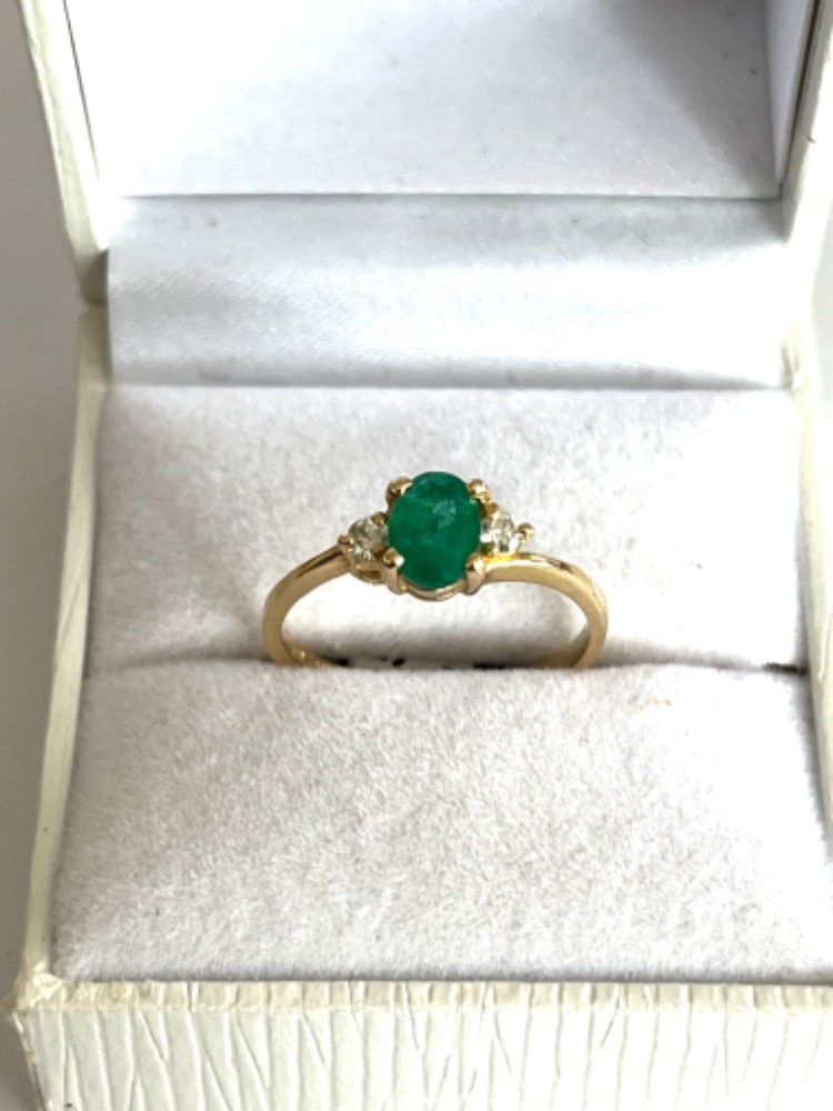 Zlatý prsten s přírodním smaragdem a přírodními diamanty