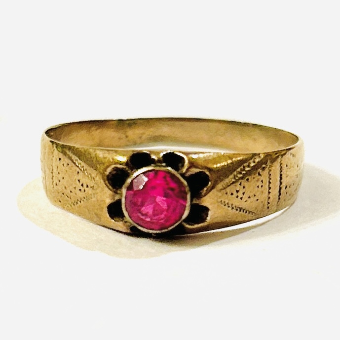 Zlatý nízkoryzostní secesní prsten s rubínem