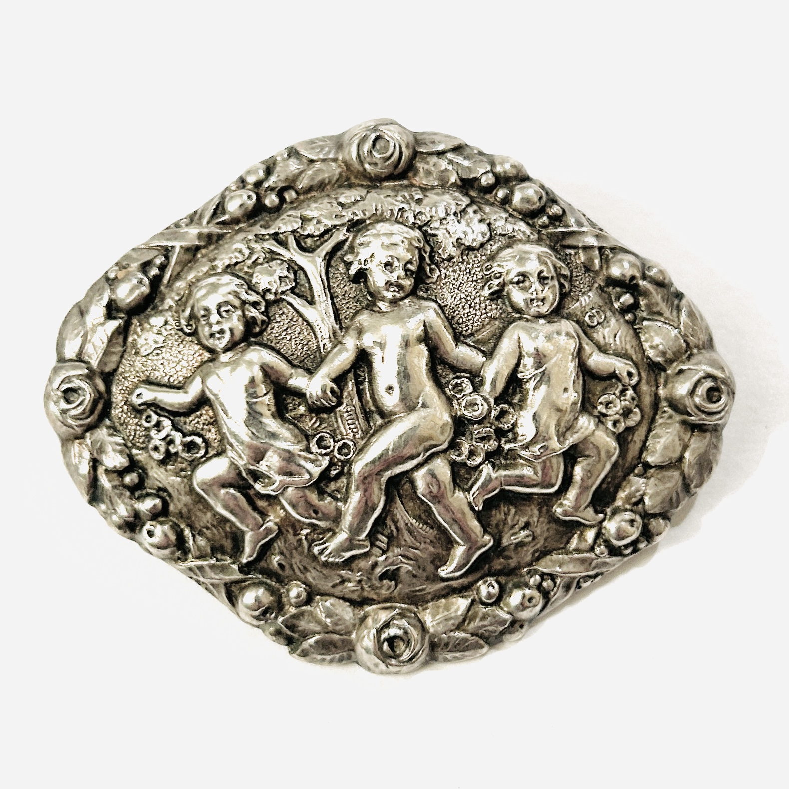 Stříbrná novorokoková žánrová brož