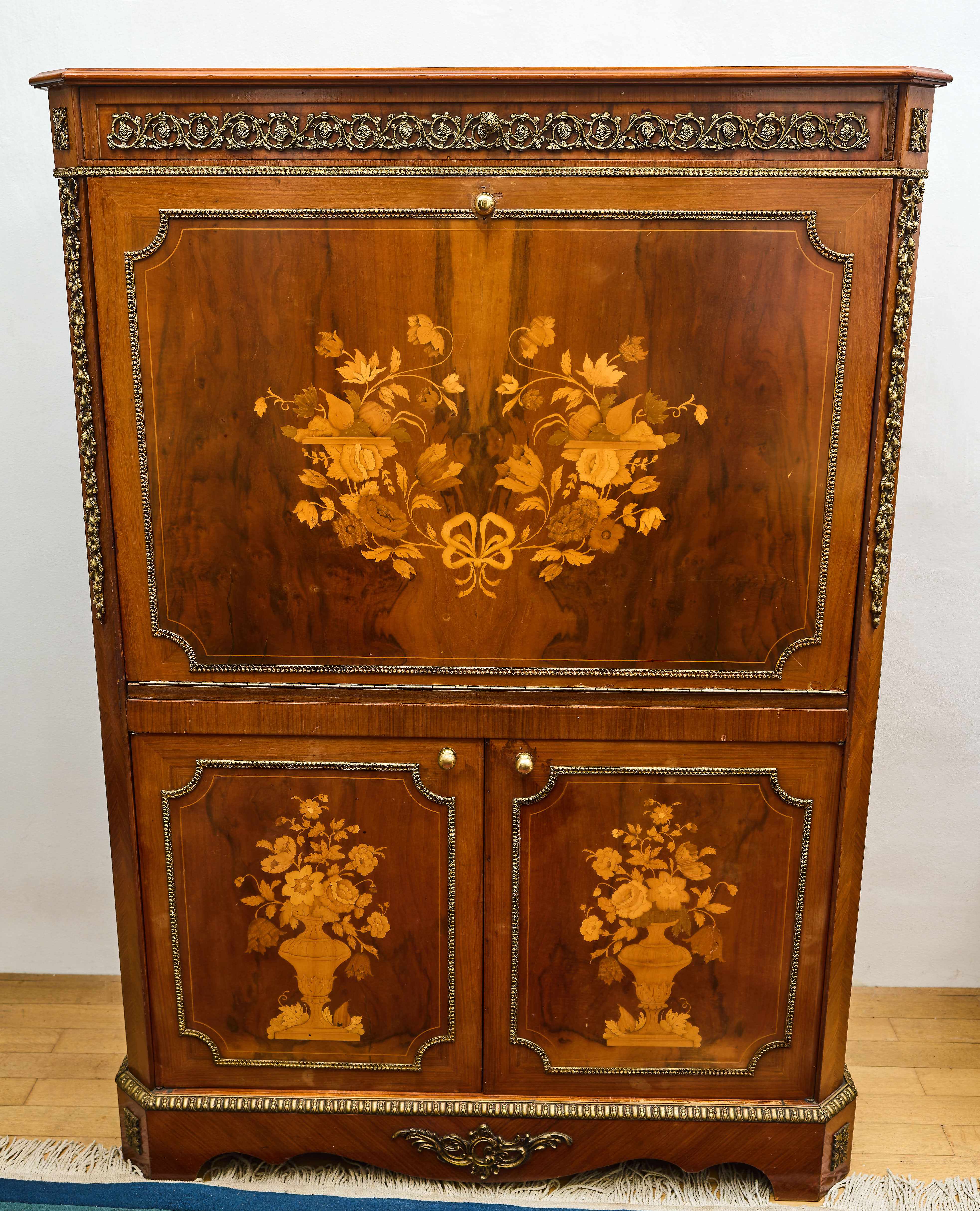 Intarzovaný klapsekretář v klasicistním stylu