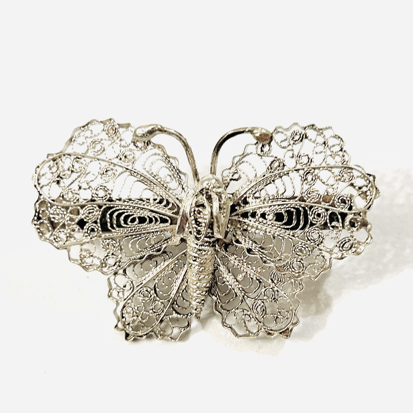Stříbrná starožitná filigránová brož „motýl“