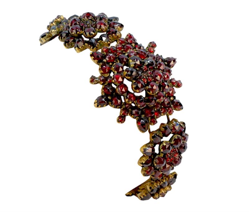 granátový náramek