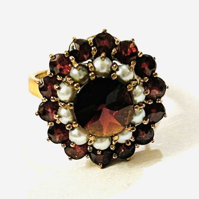 Zlatý prsten s granáty a perlami