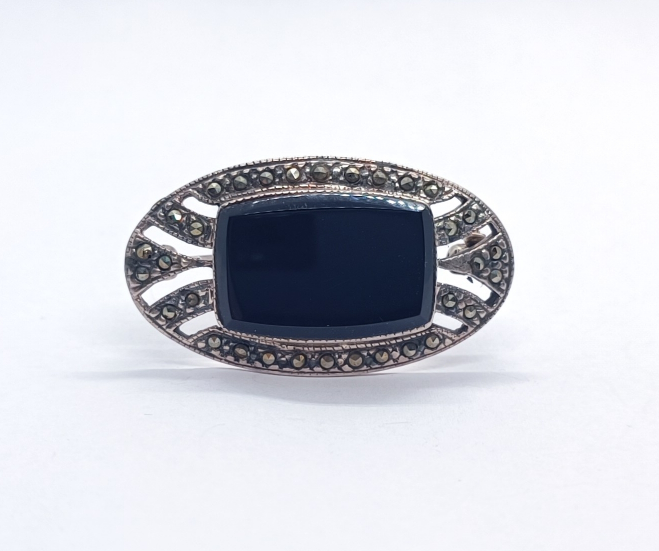 Stříbrná brož s onyxem