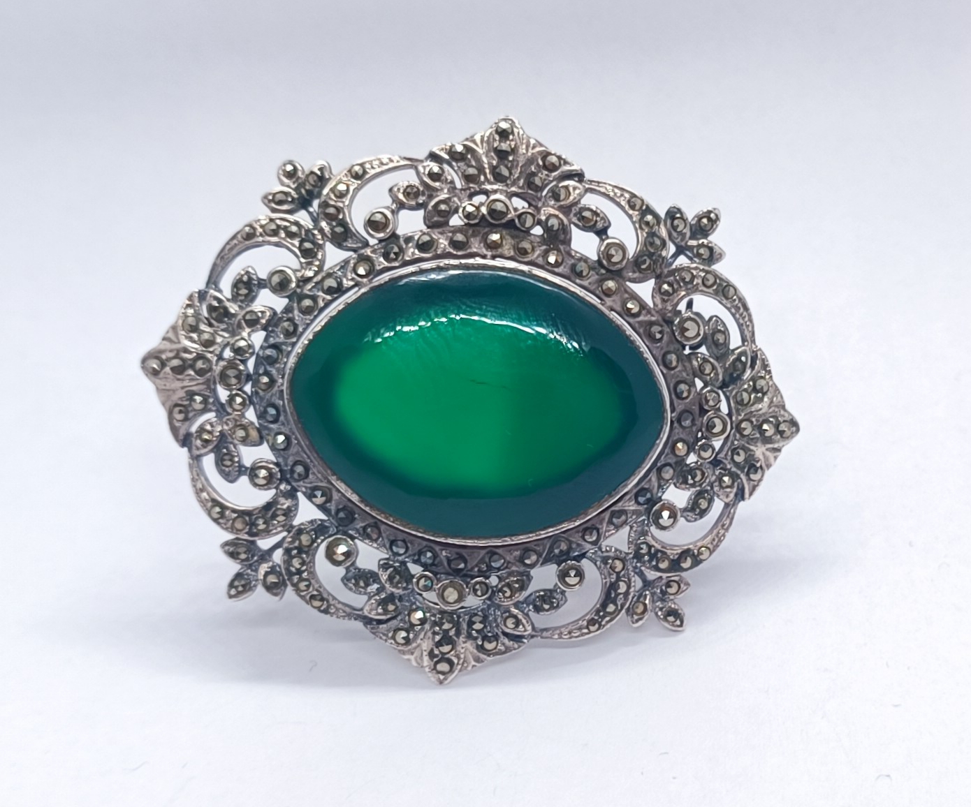 Stříbrná brož s chrysoprasem