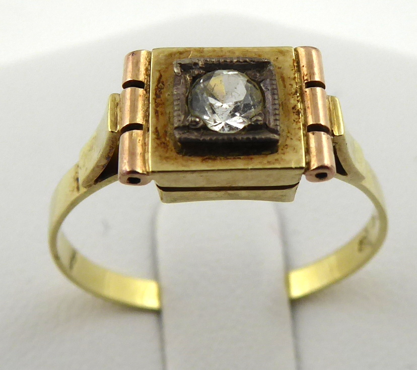 Art deco zlatý prsten se syntetickým leukosafírem