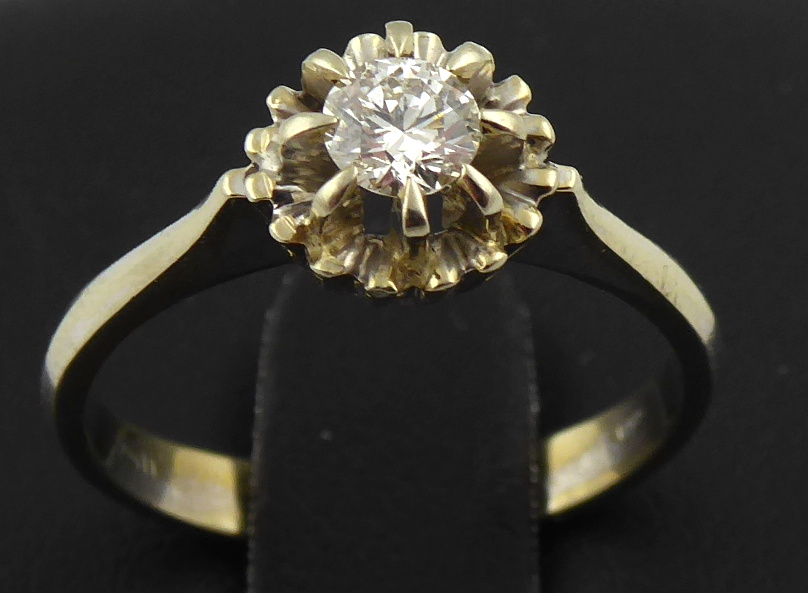 Zlaty prsten s diamantem 0,30 ct – kytička