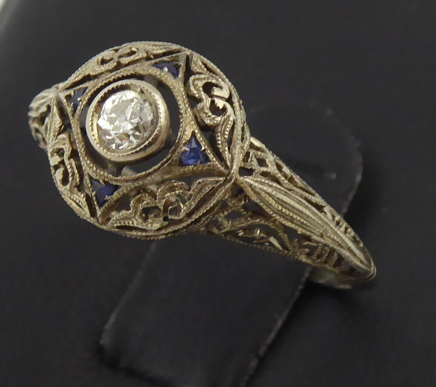 Prsten s diamantem a safíry – mistrovská šperkařina