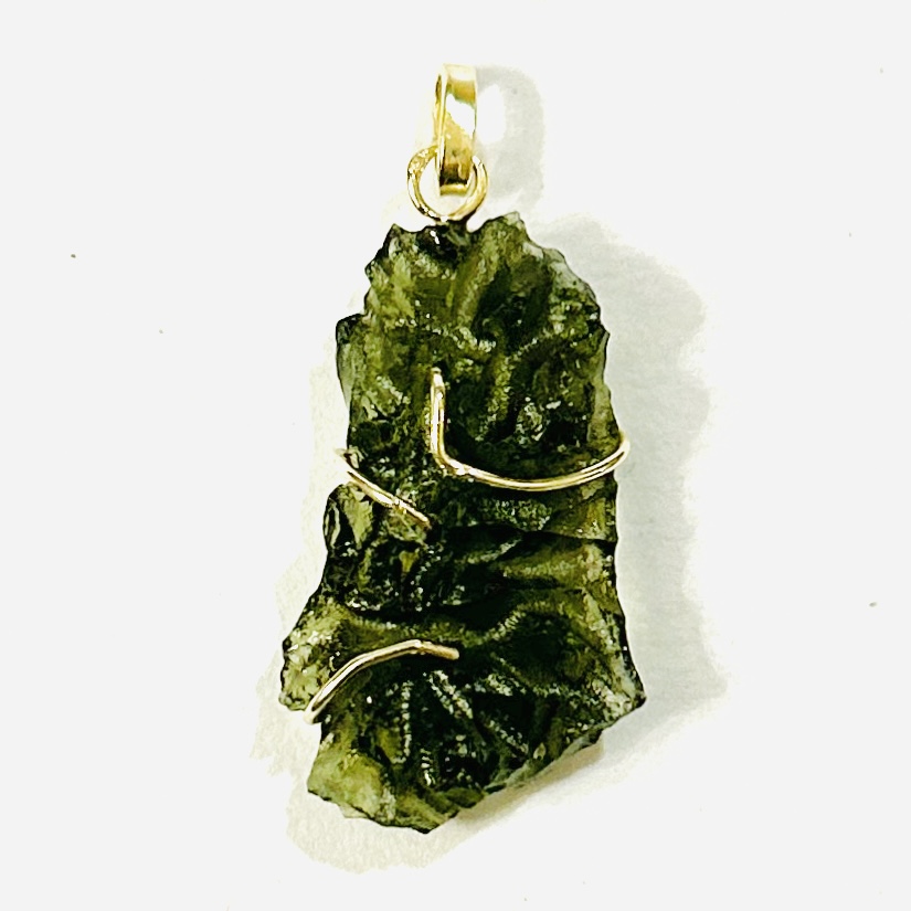 Zlatý přívěšek s vltavínem