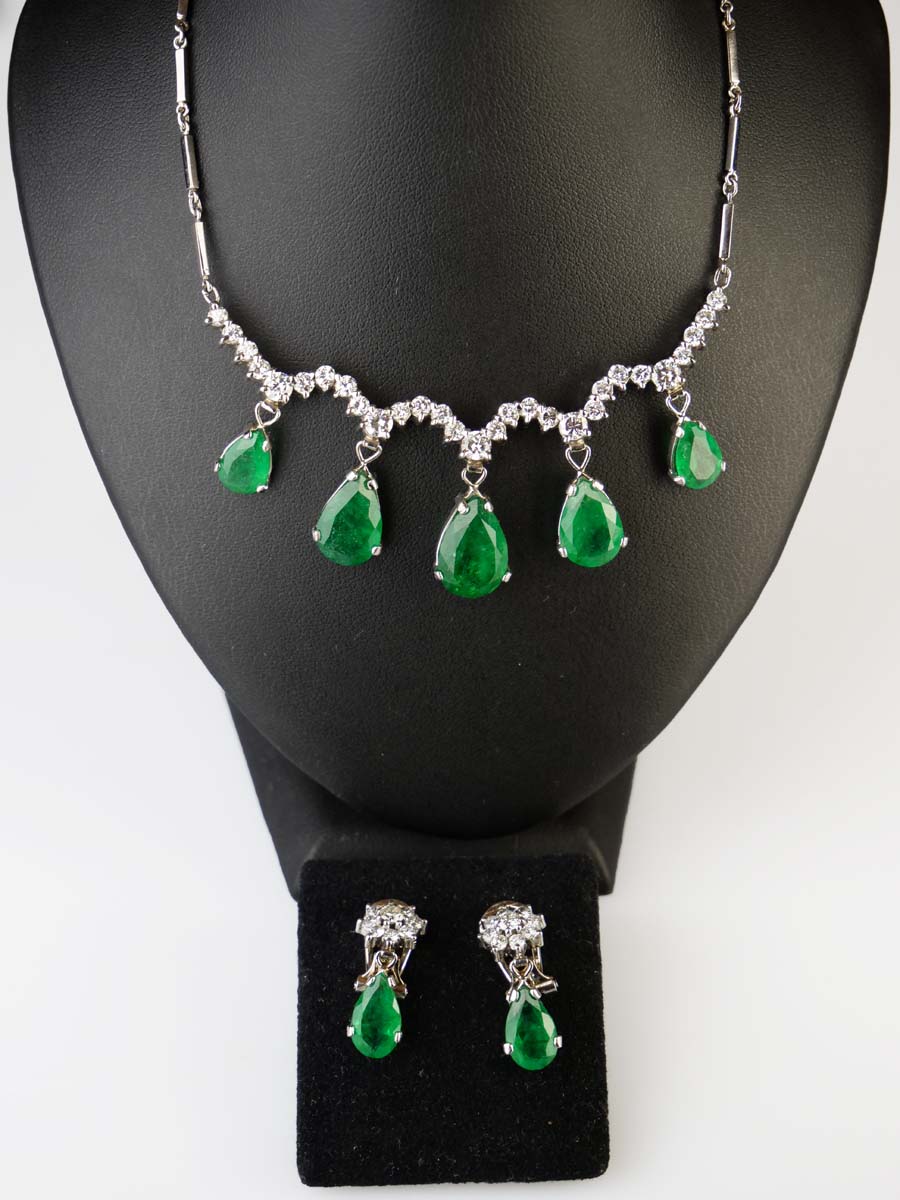 Zlatá souprava se smaragdy a diamanty